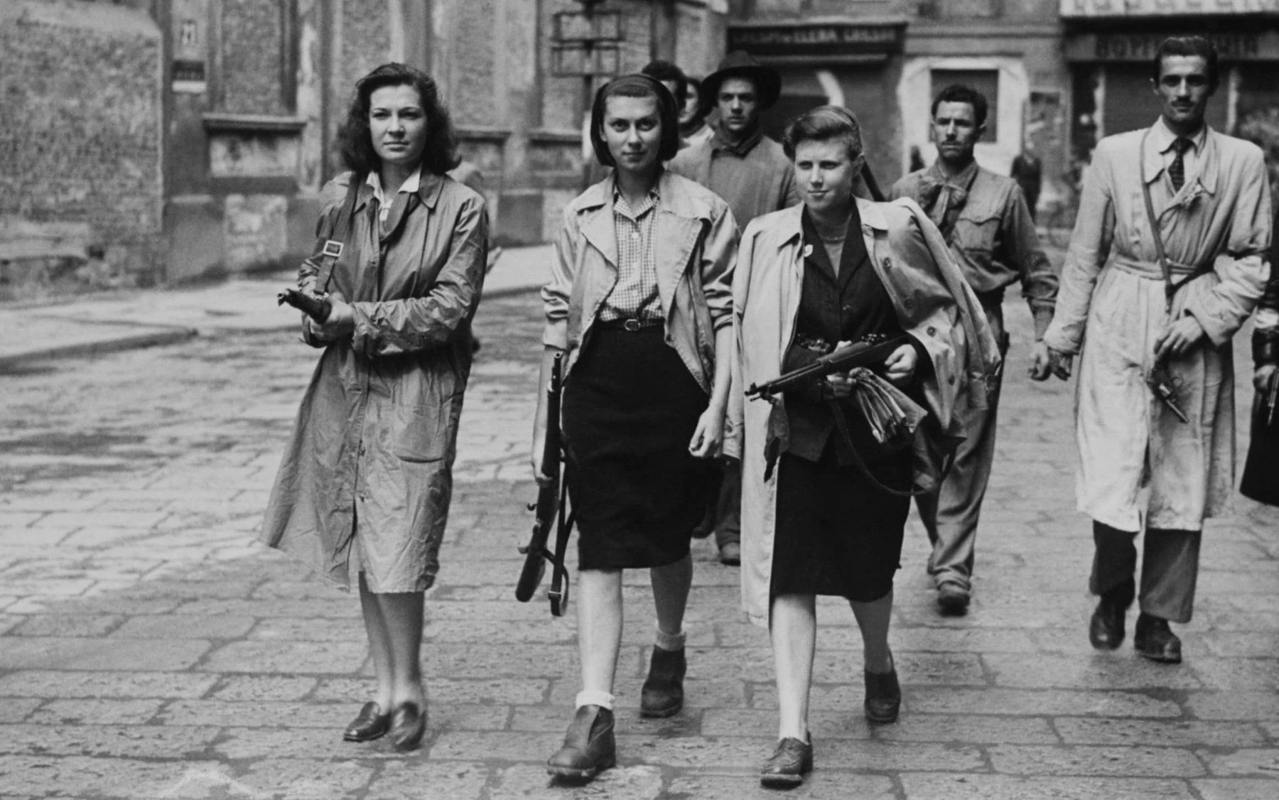 Milano'nun kurtuluşu sırasında sokaklarda yürüyen kadınlar, Nisan 1945. Fotoğraf: Getty Images.