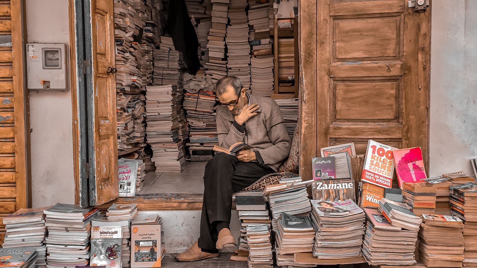 Rabat'ın en eski kitapçısı Muhammed Aziz. Rabat, Fas, 2023. Fotoğraf: Hamza Nouasria.