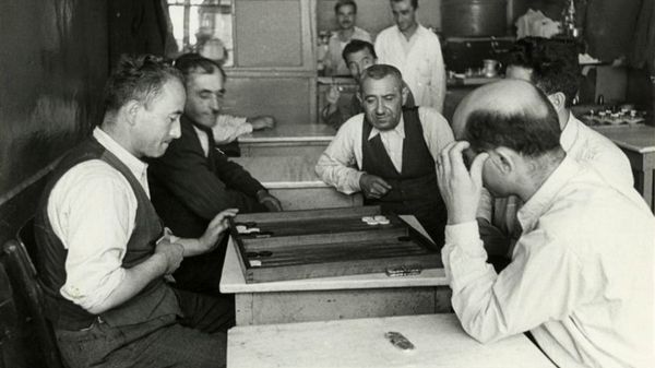 Ankara'da İtfaiye Meydanı’nda bir kahvehane (tarihi bilinmiyor). Fotoğraf: SALT Araştırma Fotoğraf Arşivi.