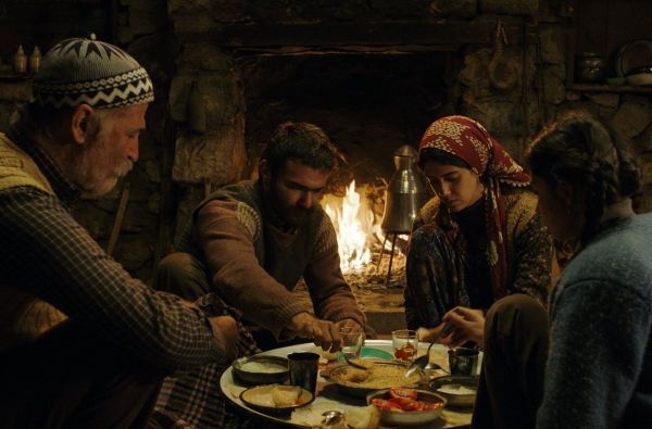 Taşranın tekrarı, kasabanın vaadi: "Kız Kardeşler"