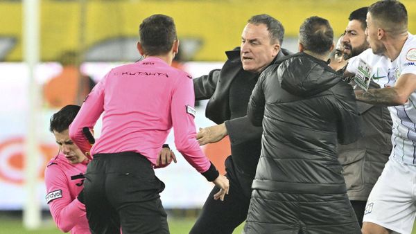 11 Aralık'ta Ankara'da yapılan Ankaragücü-Çaykur Rizespor maçının ardından sahaya inen Ankaragücü Başkanı Faruk Koca, hakem H
