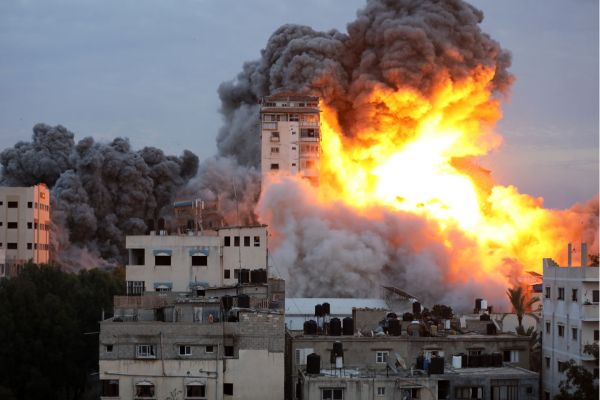 Hamas militanlarının İsrail'e sürpriz bir saldırı başlatmasının ardından İsrail Gazze'yi hava saldırılarıyla vurdu. Gazze, 7