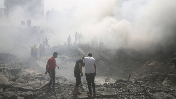 Filistinliler Gazze Şeridi'nin güneyindeki Refah mülteci kampında İsrail'in düzenlediği hava saldırısının ardından hayatta ka