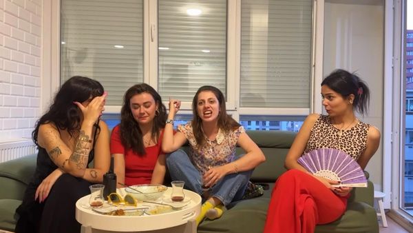 Hasçelikler, mizah ve memleket