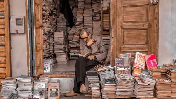 Rabat'ın en eski kitapçısı Muhammed Aziz. Rabat, Fas, 2023. Fotoğraf: Hamza Nouasria.