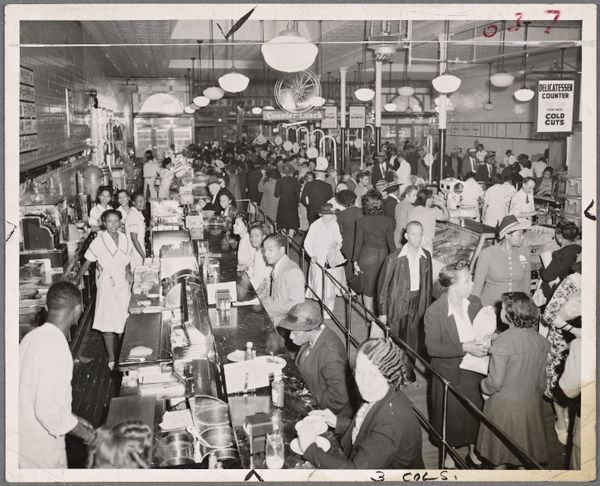 1942, New York. Fotoğraf: New York Halk Kütüphanesi, Schomburg Center for Research in Black Culture.