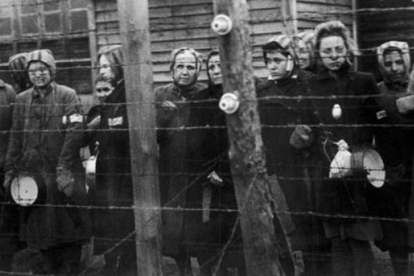 Salınmayı bekleyen Ravensbrück mahkumları. 1945. Fotoğraf: Gamma-Keystone / Getty Images