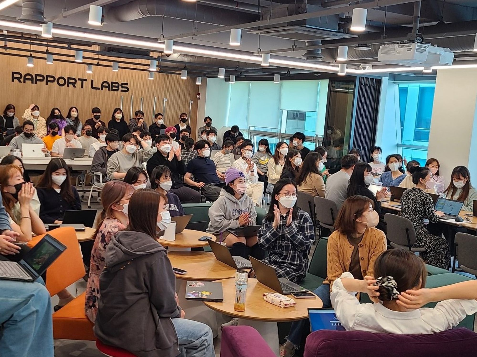 라포랩스에선 매주 전사가 모이는 올핸즈 미팅에서 컬처세션을 진행합니다. CEO의 발표 15분, Q&A 15분으로 구성되어 있어요. 라포랩스 제공. 