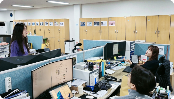 업무를 위해 소통 중인 쎄믹스 구성원들