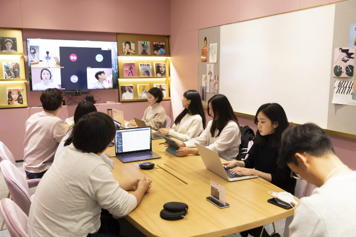 빠르게 성장하는 지그재그의 회의하는 모습