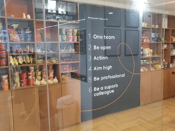 서울 서초구에 있는 백패커 강남캠프 벽면에 붙어 있는 '컬처 핏'. 리모트 근무를 하면서 강남과 홍대캠프를 오가며 근무할 수 있다. 