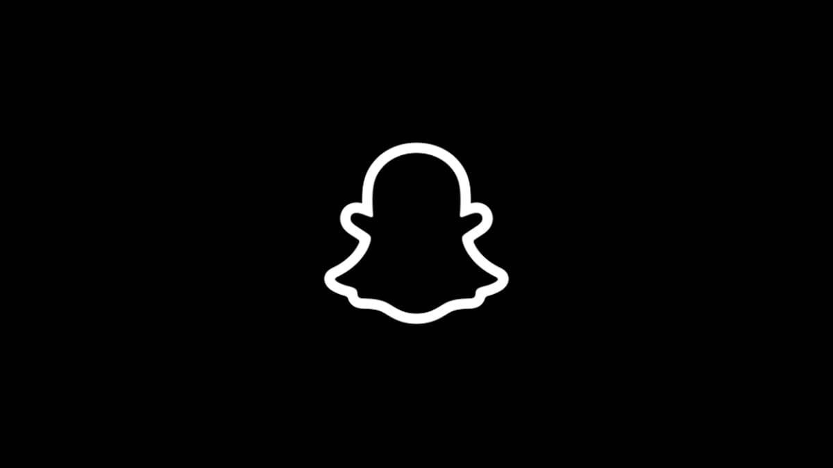 Snapchat Platform Burst planning desk with campaign screen, lead chart, cost benchmark, and conversion checklist