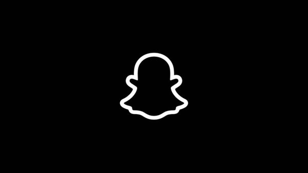 Snapchat Platform Burst planning desk with campaign screen, lead chart, cost benchmark, and conversion checklist