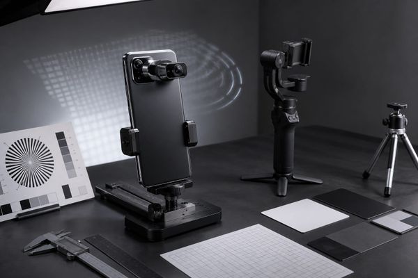Ungebrandetes Smartphone mit mechanischem Kamera-Gimbal auf einem neutralen Creator-Testplatz