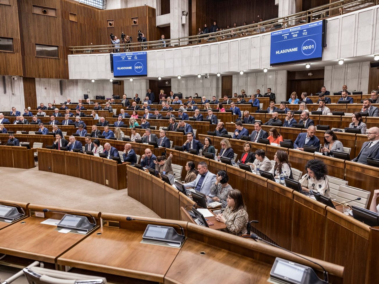 Poslanci odvolali A. Majerníka a J. Mazáka z funkcií členov Súdnej rady SR