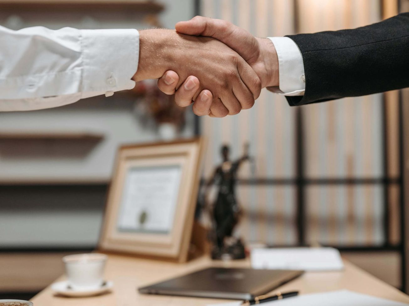 JUDIKATÚRA: Zákaz podielu finančných investorov v advokátskej spoločnosti a právo EÚ