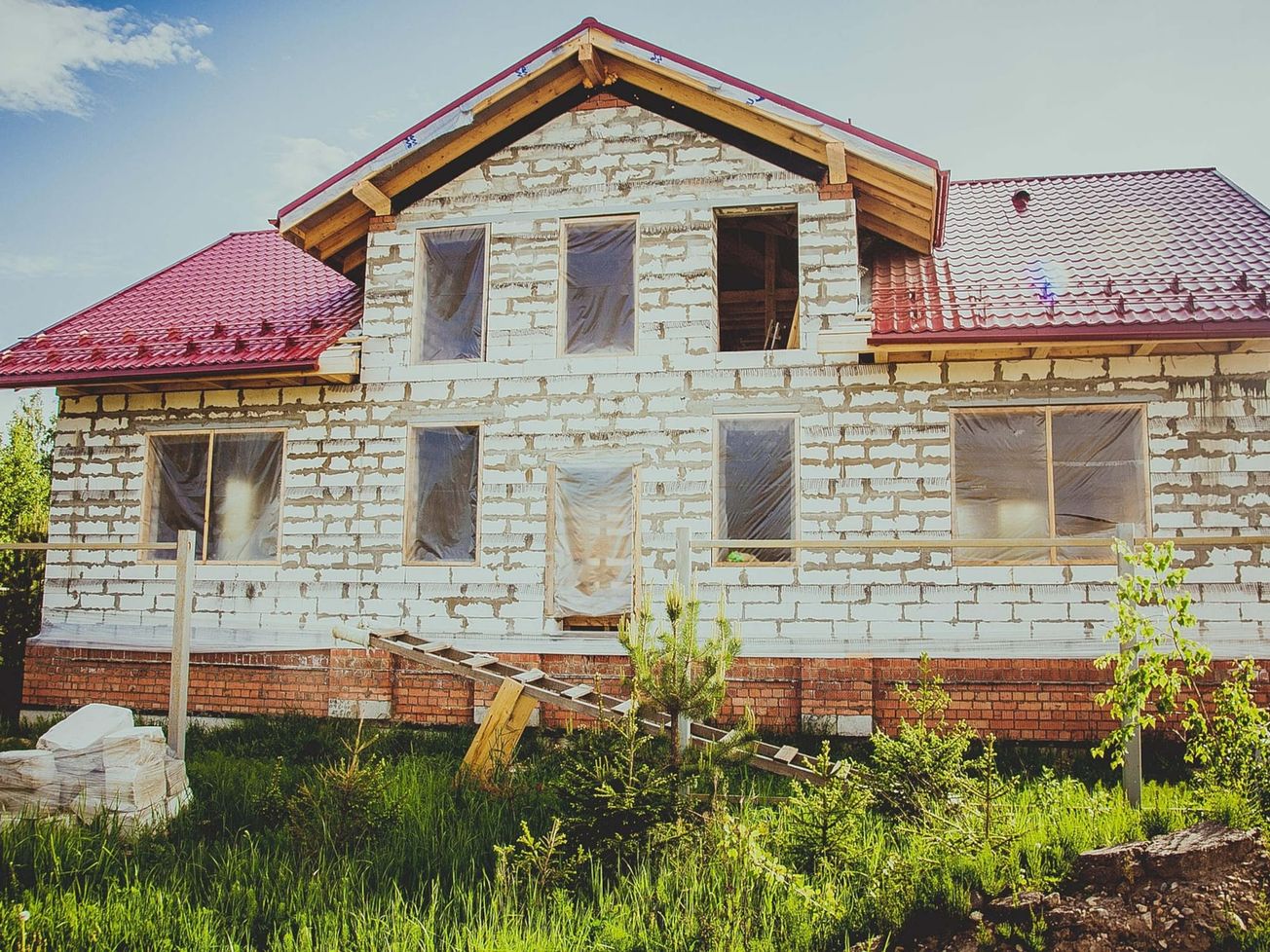 JUDIKATÚRA: Žaloba o odstránenie neoprávnenej stavby versus protinávrh na zriadenie vecného bremena