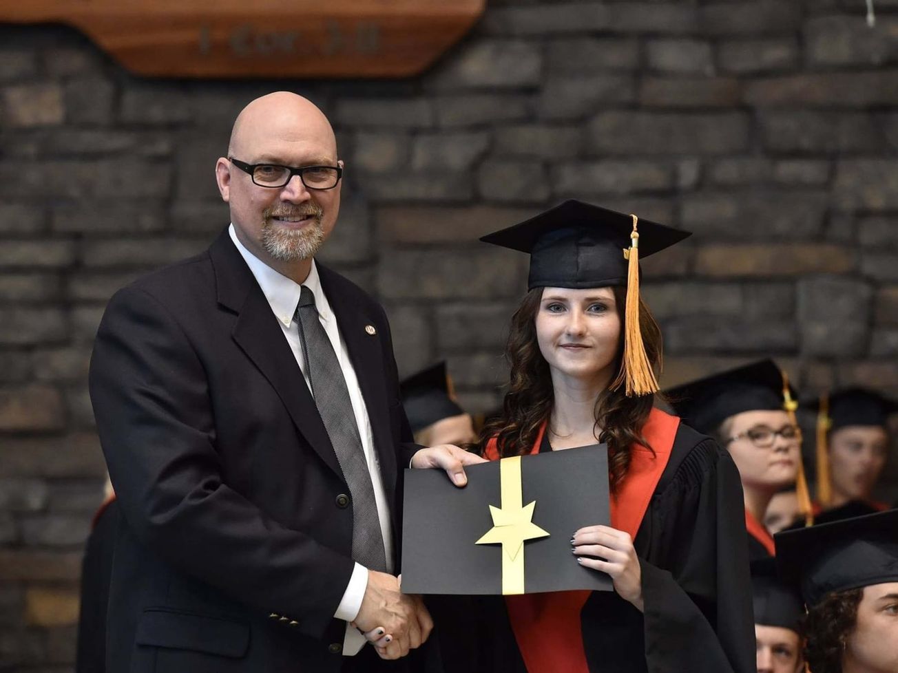 JUDIKATÚRA: Povinnosť preukázať vysokoškolské vzdelanie druhého stupňa pri osobách s titulom „JUDr.“ v správnom súdnictve