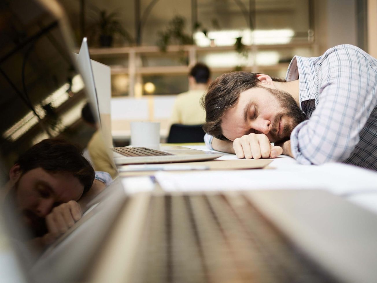 JUDIKATÚRA: Pracovná zmluva podpísaná konateľom ako zamestnávateľom a súčasne zamestnancom bez súhlasu spoločníkov