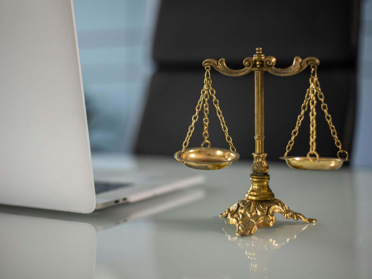 JUDIKATÚRA: K oprávneniu súdu skúmať výber nadbytočného zamestnanca pri skončení pracovného pomeru z dôvodu organizačnej zmeny