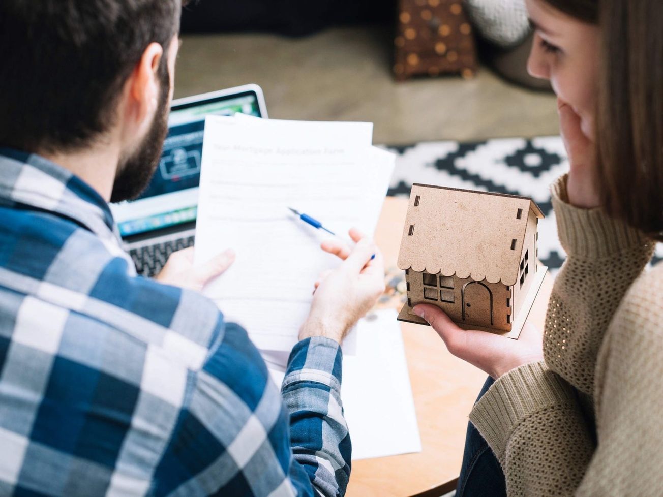 JUDIKATÚRA: K otázke odplatnosti darovacej zmluvy na nehnuteľnosť v prípade súčasného zriadenia vecného bremena a povinnosti postarať sa o darcu