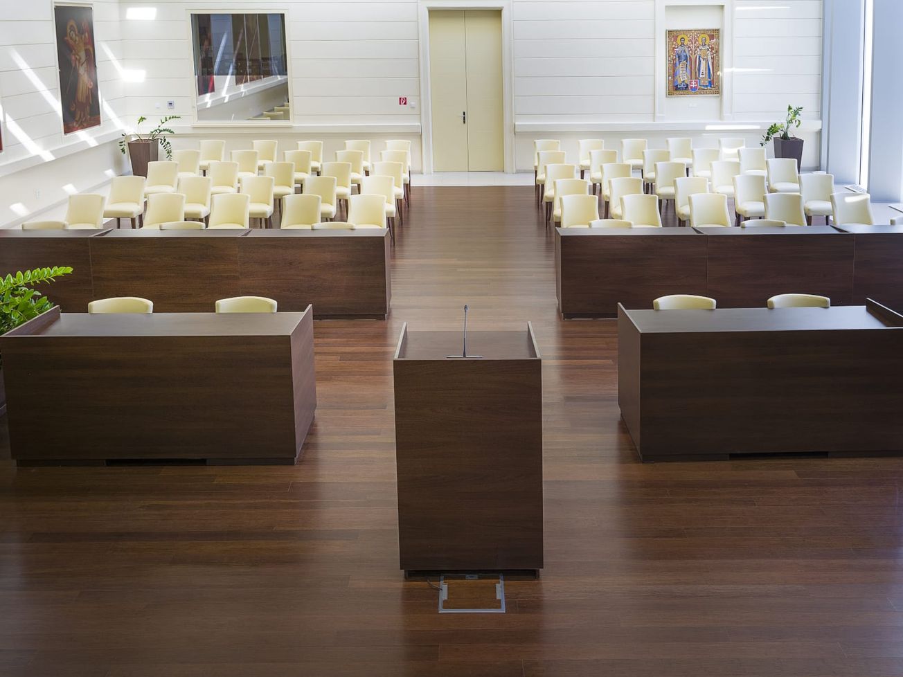 LEGISLATÍVA: Ústavný súd na zasadnutí pléna rozhodol o viacerých návrhoch, pričom rozhodol o nesúlade časti zákona o sociálnom zabezpečení policajtov a vojakov s ústavou