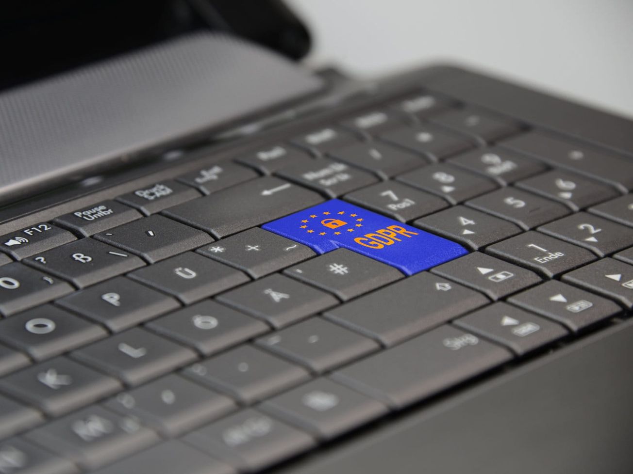 JUDIKATÚRA: Výklad pojmu „zistil porušenie povinnosti“ v kontexte začiatku plynutia subjektívnej lehoty podľa zákona o ochrane osobných údajov