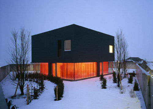 Again with the orange.
subtilitas:

Bearth &amp; Deplazes Architekten - Ritter-gey house, Eschen 2004. A much more complex floor plan then the exterior suggests. Via.