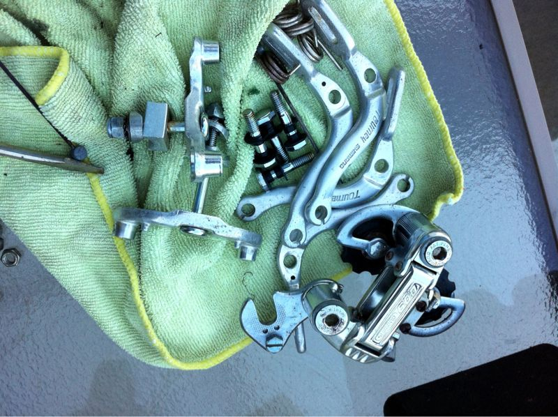 Soulcraft cruiser update: took apart all of the brakes and dérailleurs, got rid of all the rust and reassembled them.