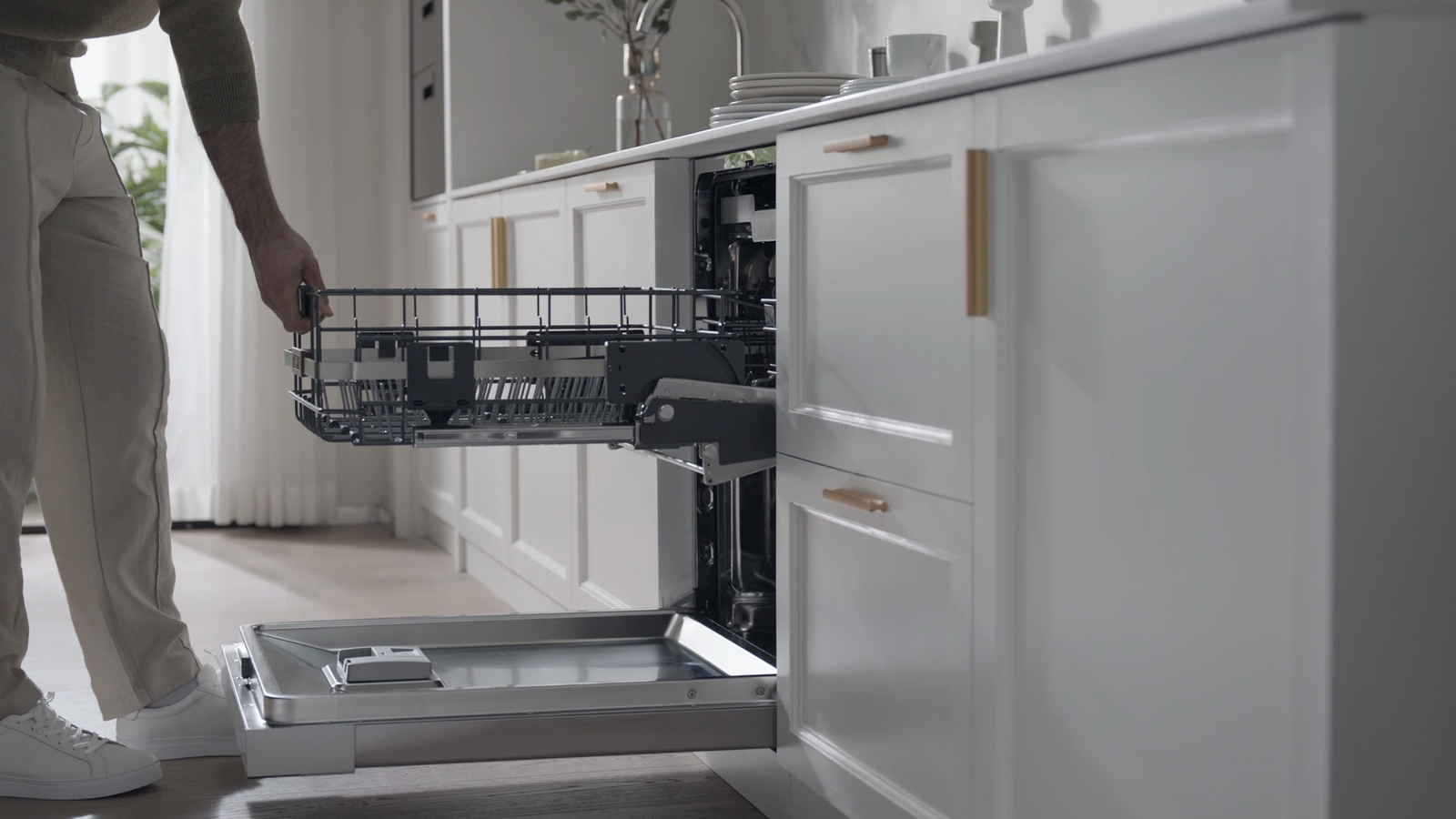 Midea’s New Dishwasher Has a Basket That Lifts Up to Waist Height