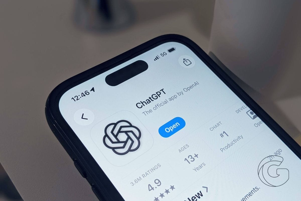 iPhone 上的 ChatGPT app — App Store 頁面顯示 ChatGPT by OpenAI