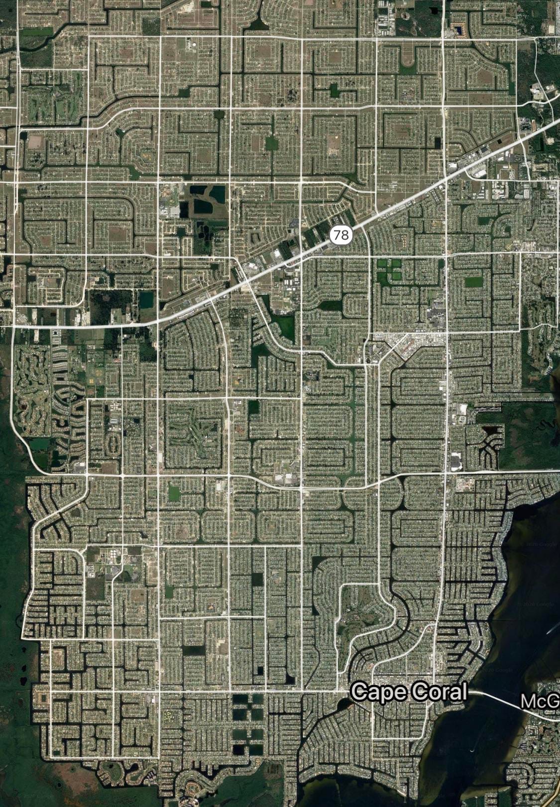 佛羅里達州 Cape Coral 運河小鎮的衛星空拍圖,呈現整齊劃一卻缺乏連結的網格街廓