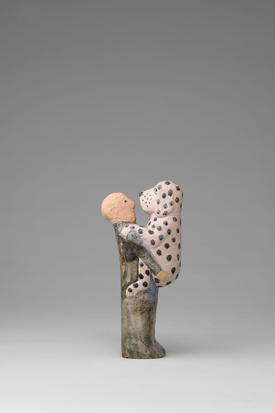 Lisa Larson 追悼展作品：抱著斑點狗的孩子陶塑