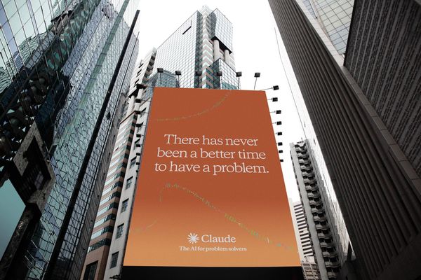Claude billboard NYC — AI 品牌正在用 serif 字體跟對手區隔