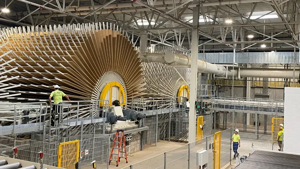 Manufacturing Investment Climbs as Hiring Remains Cautious