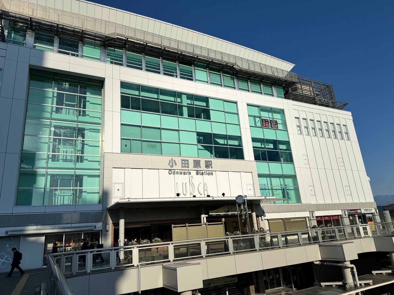 小田原站东口的站房与连通平台