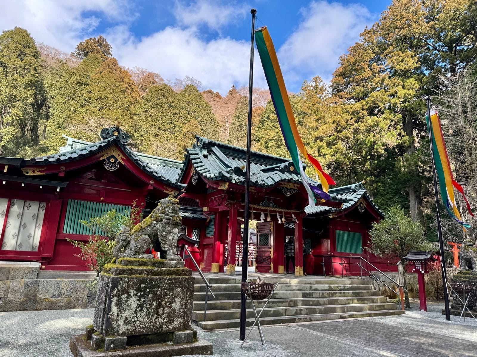 杉木与绿意环绕的箱根神社社殿