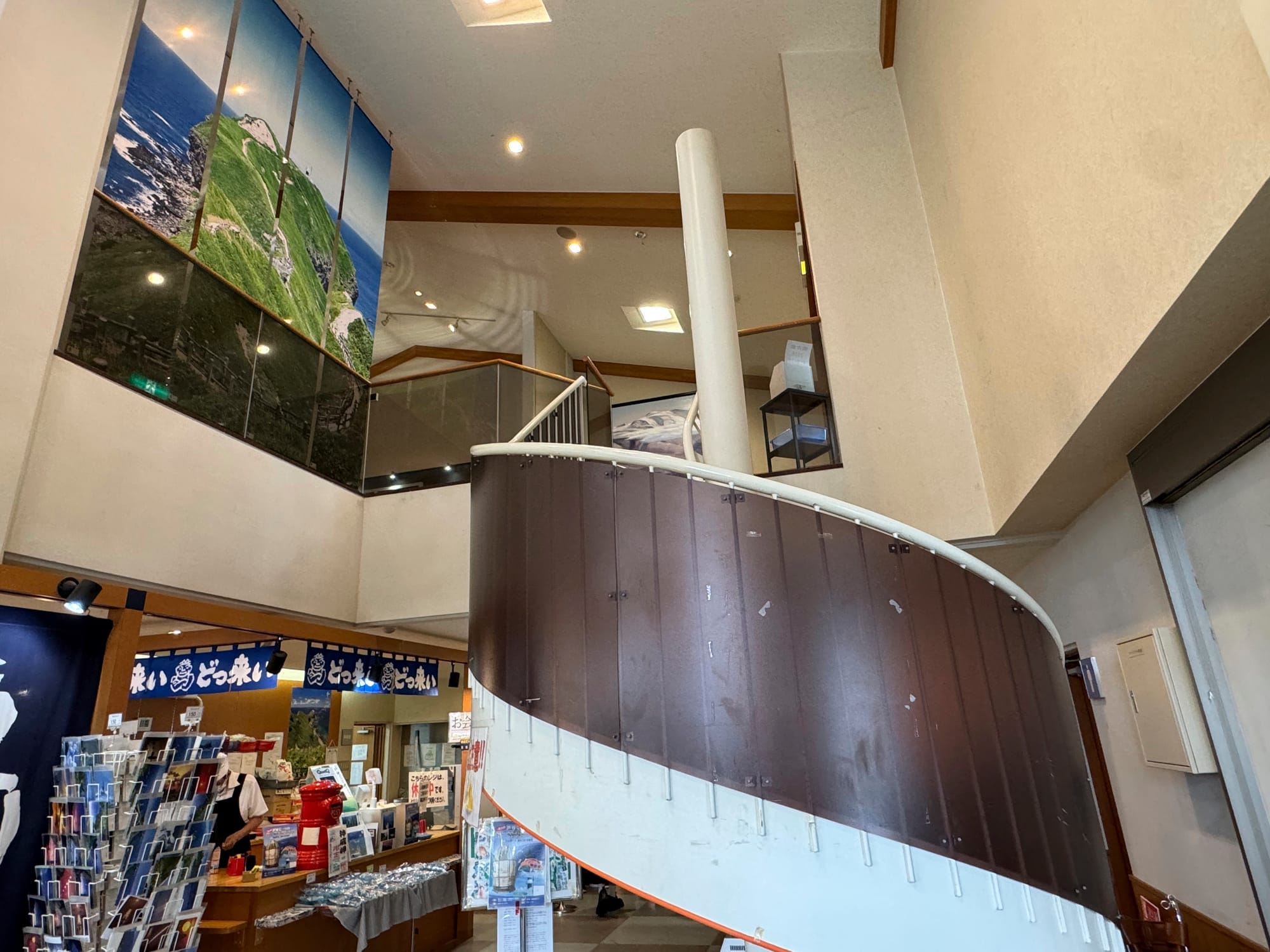 通往楼上展示空间的阶梯