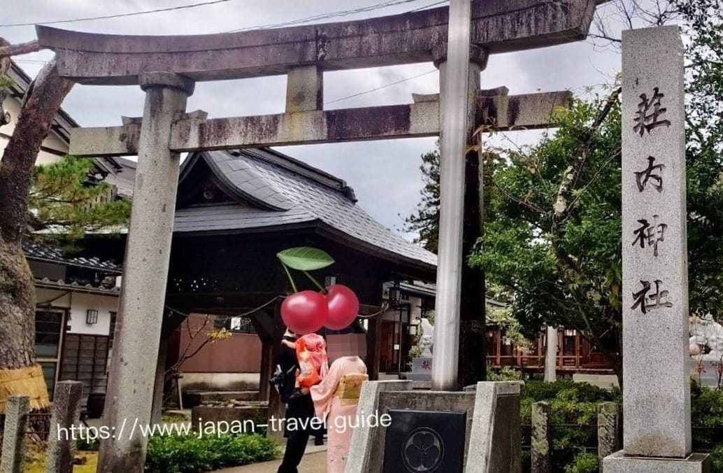 庄内神社入口的石鸟居与祈愿装饰