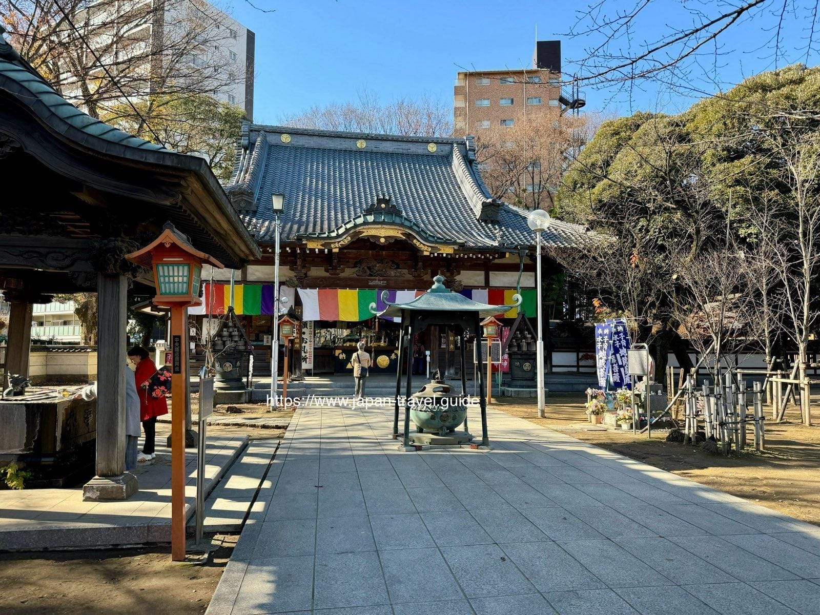 莲馨寺的参道与堂宇