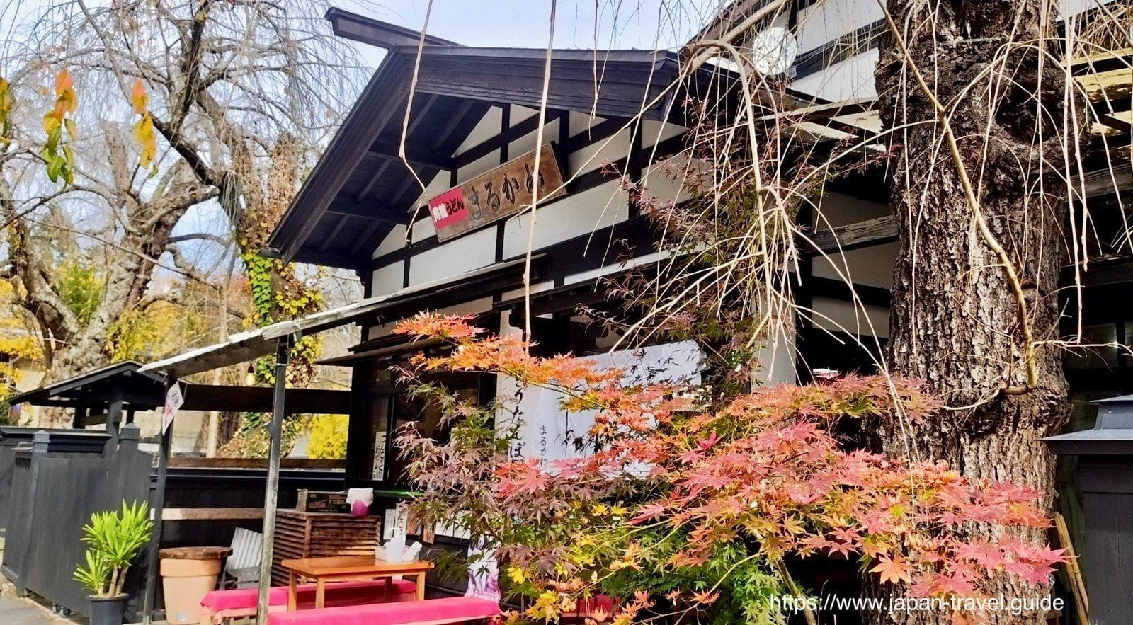 角馆街头由传统房屋改建的店铺