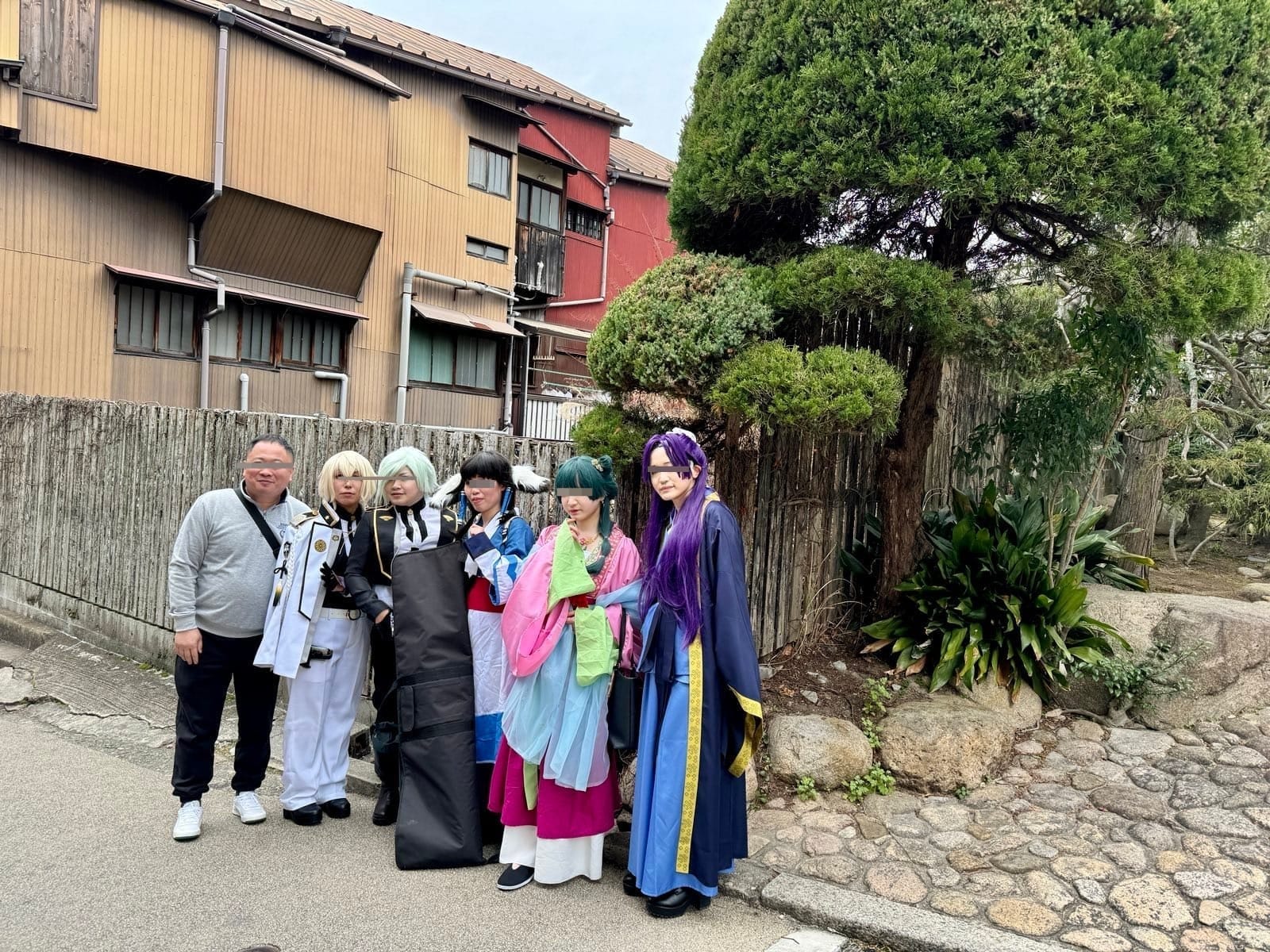 温泉街上的角色扮演合影