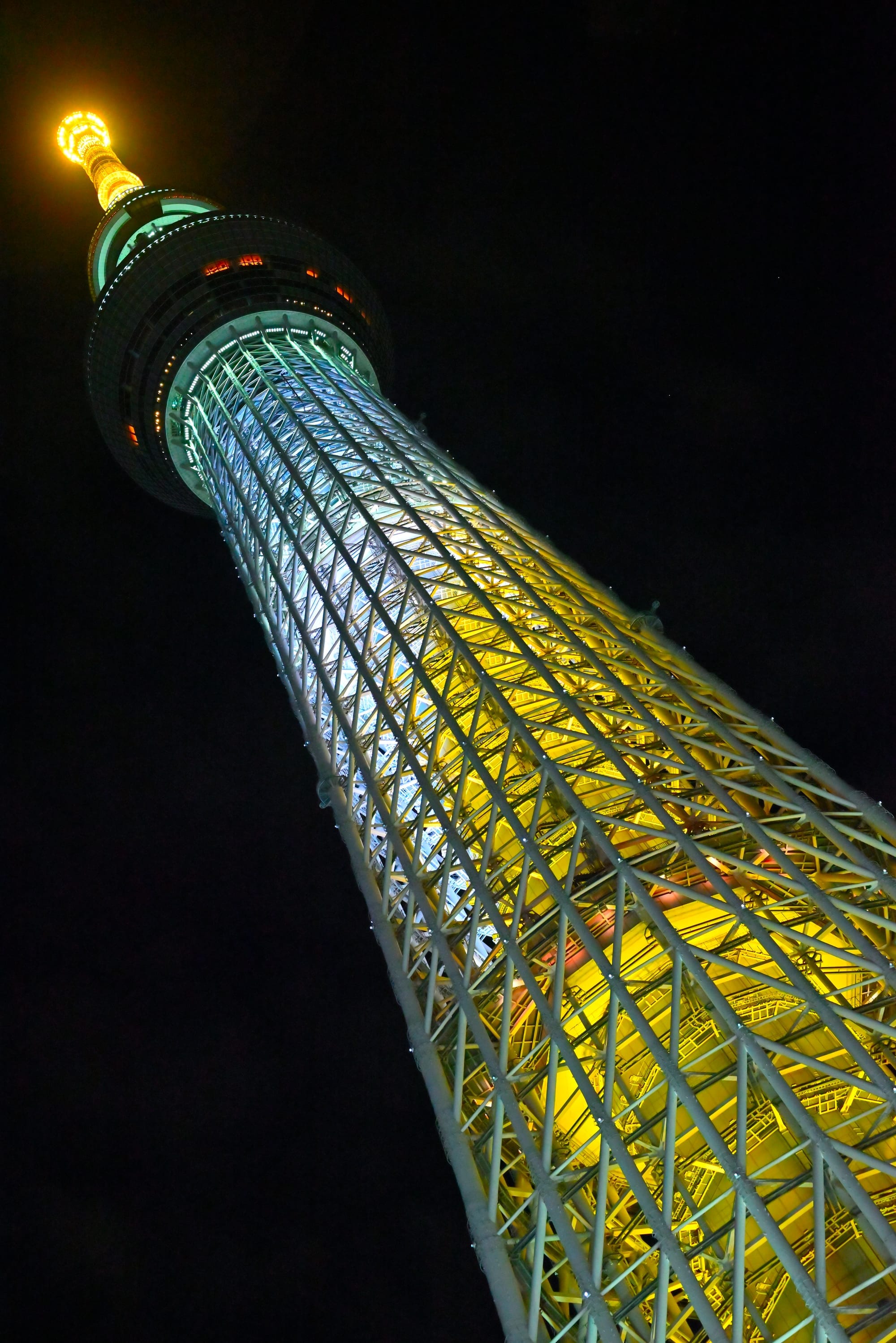 《原神》联动灯光中的金黄色晴空塔