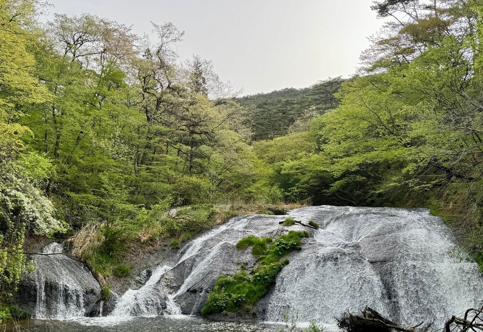 釜渊瀑布流过宽阔岩面的水流
