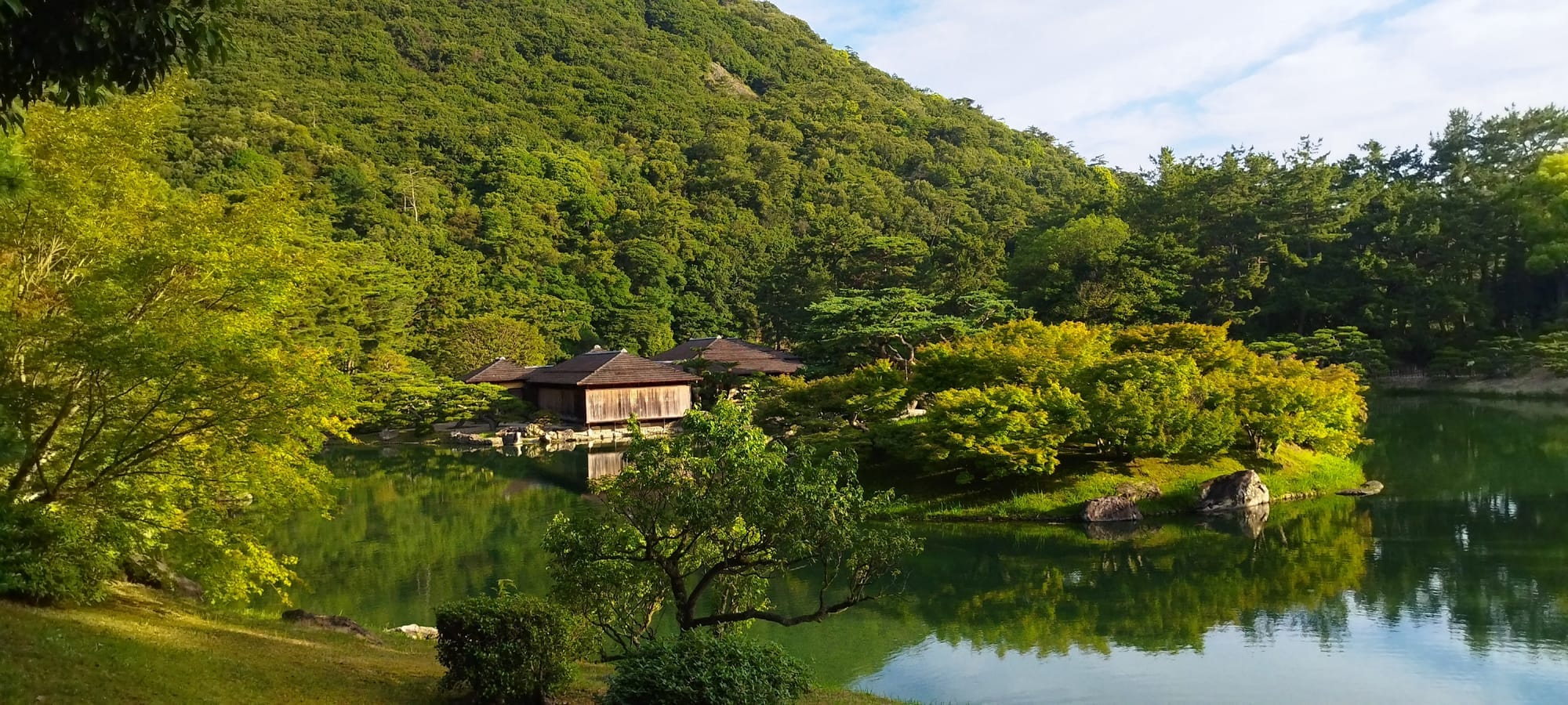 池畔茶屋与山林的倒影