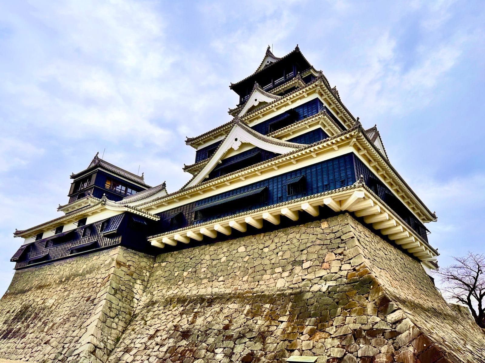 从石垣下仰望熊本城天守