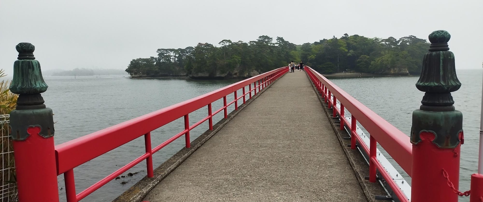 笔直伸向福浦岛的朱红色福浦桥