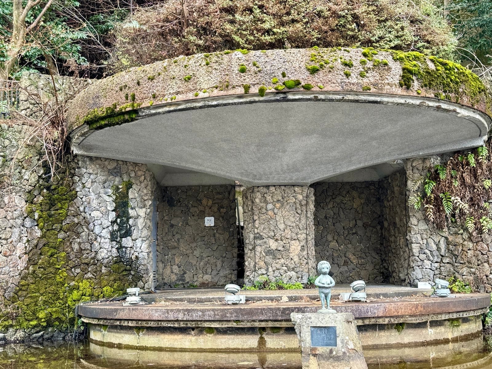 温泉街里的石砌水景与铜像