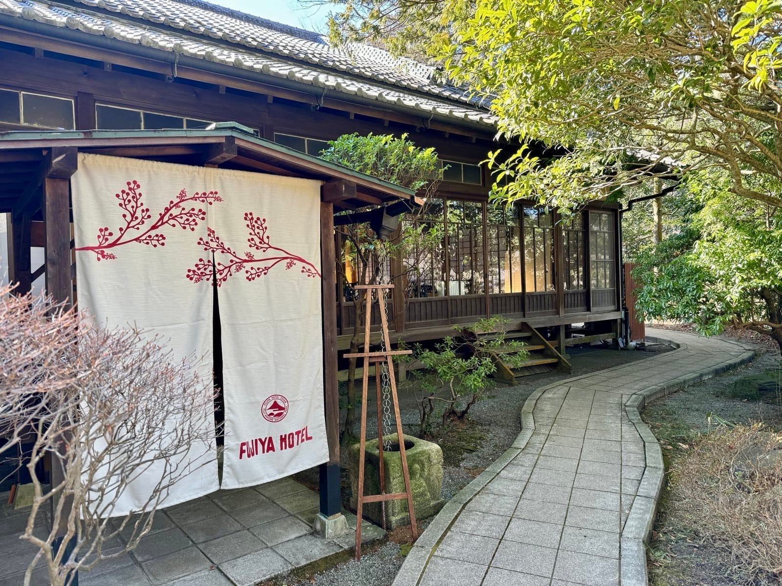 饭店门前的暖帘与庭木