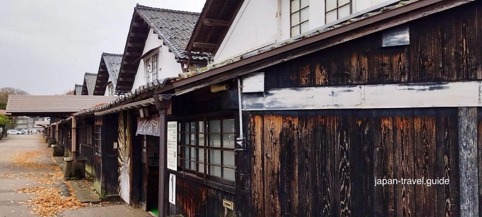 沿河排列的山居仓库木造建筑